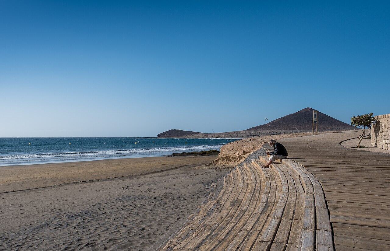 La plage et la promenade d'El Médano avec Montaña Roja, Tenerife